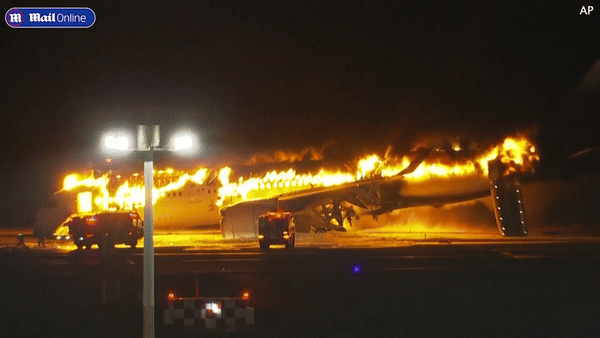 Nóng: Máy bay đi cứu trợ động đất ở Nhật Bản va chạm với máy bay chở 379 người bốc cháy dữ dội giữa sân bay - Ảnh 2.