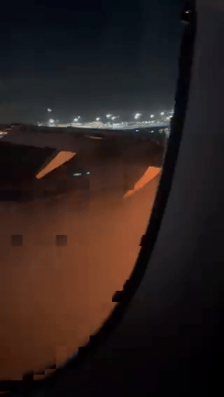 Nhân chứng hé lộ hiện trường bên trong máy bay Japan Airlines bốc cháy: 