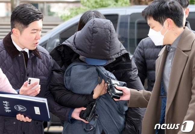 &quot;Nhân tình&quot; của Lee Sun Kyun bị cáo buộc tội danh lạm dụng trẻ em vì làm điều này khi trình diện cảnh sát - Ảnh 1.