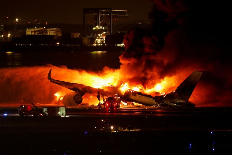 Nhân chứng hé lộ hiện trường bên trong máy bay Japan Airlines bốc cháy: &quot;Tôi nghĩ mình sắp chết&quot;- Ảnh 1.