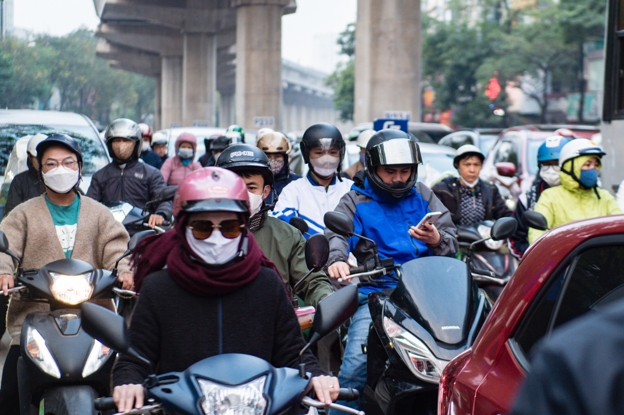 Ngày làm việc đầu tiên của năm 2024, đường phố Hà Nội lại ùn tắc, người dân chật vật di chuyển- Ảnh 6.