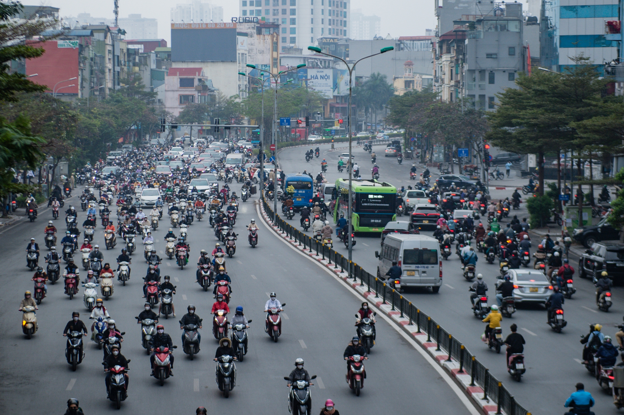 Ngày làm việc đầu tiên của năm 2024, đường phố Hà Nội lại ùn tắc, người dân chật vật di chuyển- Ảnh 19.