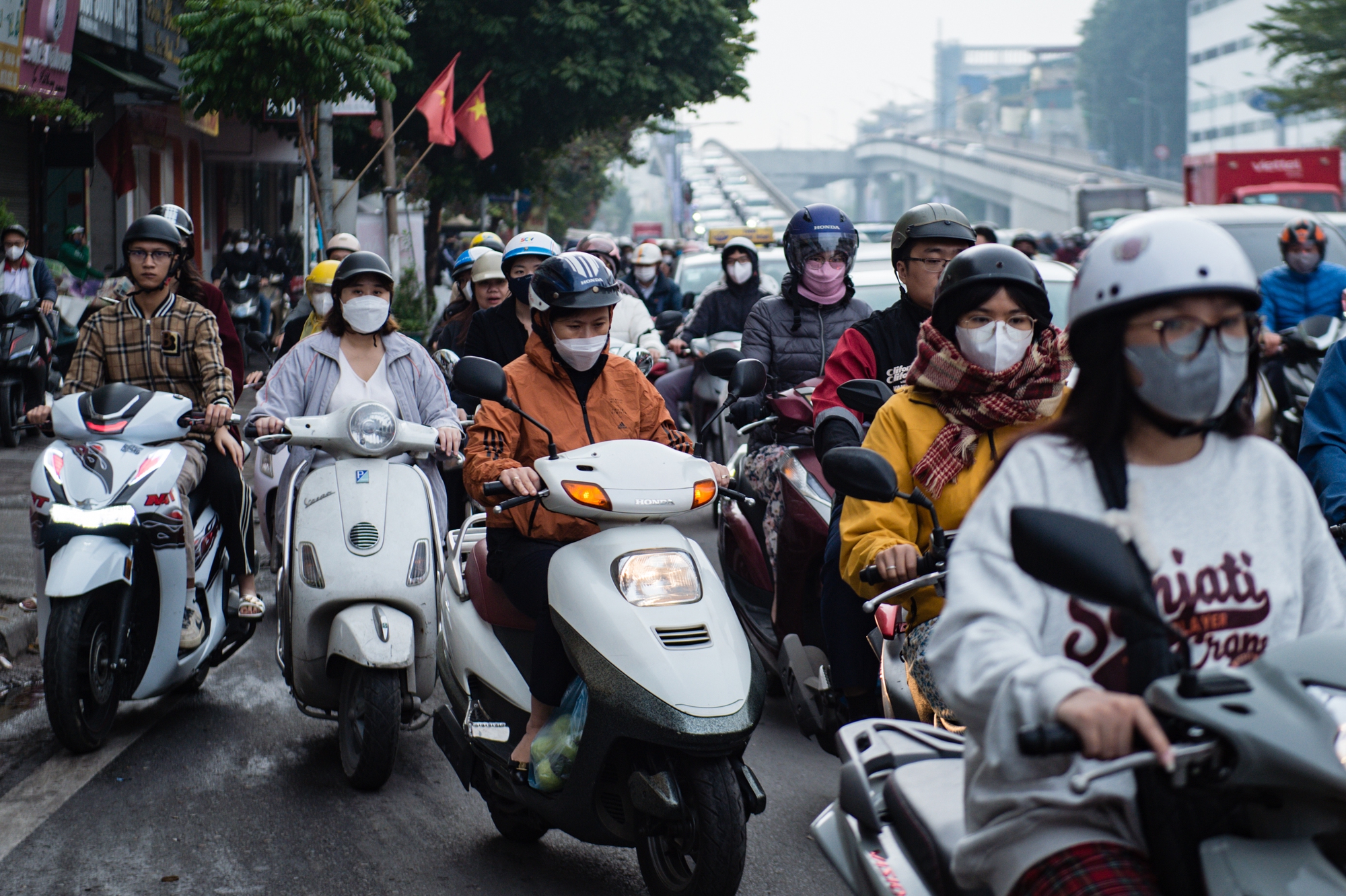 Ngày làm việc đầu tiên của năm 2024, đường phố Hà Nội lại ùn tắc, người dân chật vật di chuyển- Ảnh 9.