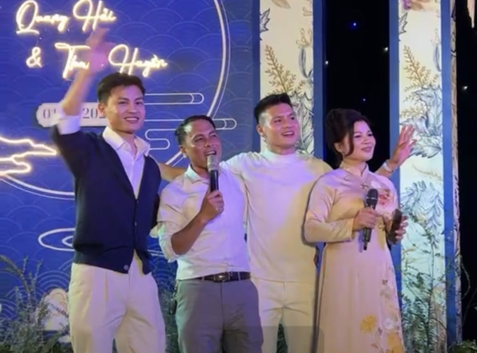 Khoảnh khắc bố mẹ Quang Hải xả vai bố mẹ chồng, hát song ca tưng bừng khi đón được con dâu mới - Ảnh 1.