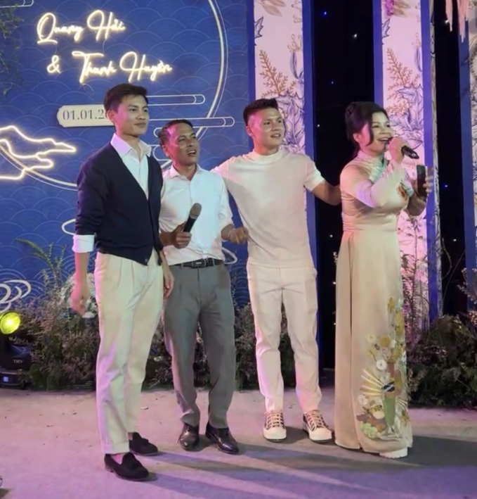 Khoảnh khắc bố mẹ Quang Hải xả vai bố mẹ chồng, hát song ca tưng bừng khi đón được con dâu mới - Ảnh 2.
