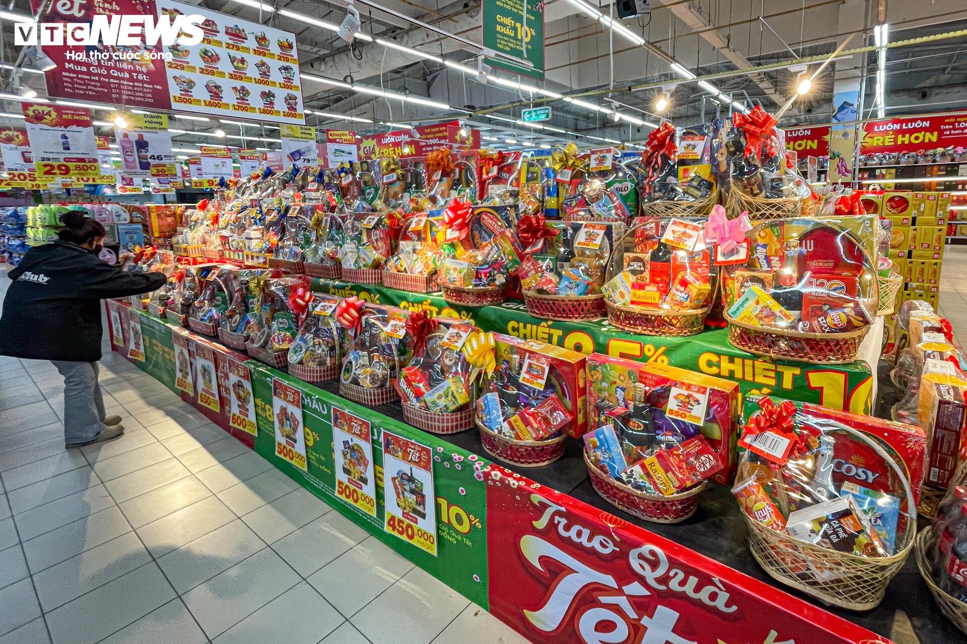 H&agrave;ng Tết ngập tr&agrave;n si&ecirc;u thị H&agrave; Nội - Ảnh 4.