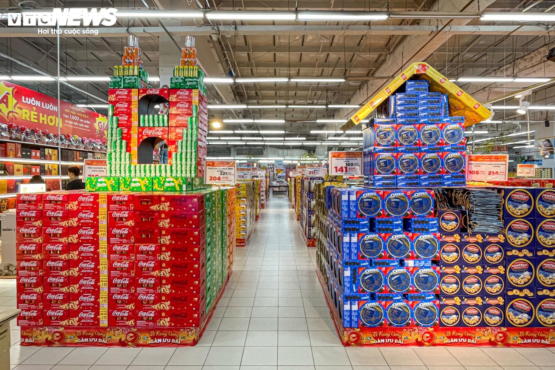 H&agrave;ng Tết ngập tr&agrave;n si&ecirc;u thị H&agrave; Nội - Ảnh 3.