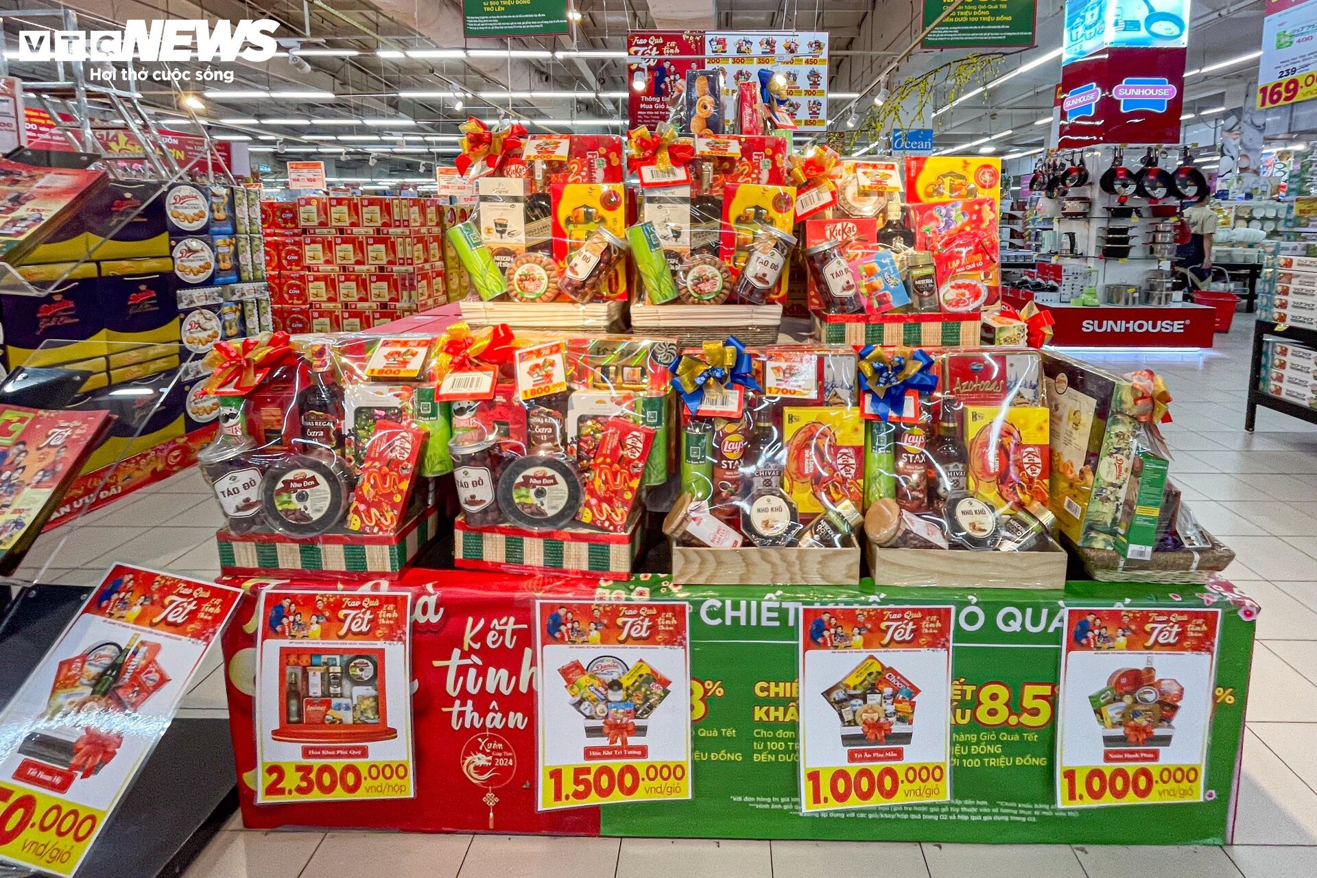H&agrave;ng Tết ngập tr&agrave;n si&ecirc;u thị H&agrave; Nội - Ảnh 5.