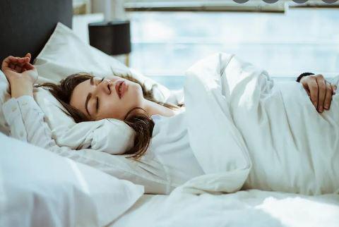 Phụ nữ sau tuổi 40 xuất hiện 3 dấu hiệu khi ngủ cẩn thận đột quỵ đang tìm đến - Ảnh 1.