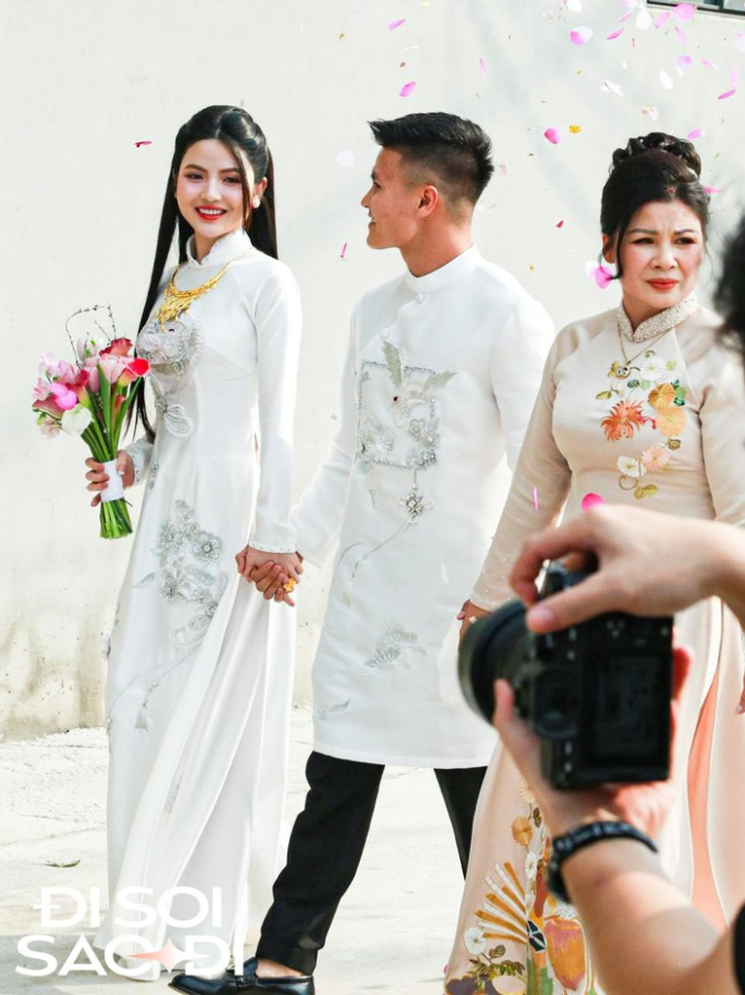 Khoảnh khắc bố mẹ Quang Hải xả vai bố mẹ chồng, hát song ca tưng bừng khi đón được con dâu mới - Ảnh 6.