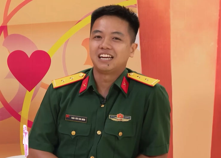 Nhận nhiệm vụ đi mua g&agrave; cho đơn vị, anh bộ đội được chủ qu&aacute;n gả lu&ocirc;n c&ocirc; con g&aacute;i dễ thương - Ảnh 1.