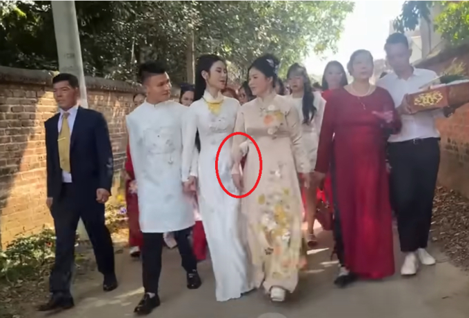 Chu Thanh Huyền bị &quot;soi&quot; thái độ khác biệt giữa mẹ đẻ và mẹ Quang Hải, thể hiện sự thiếu tinh tế với em bé trong đám cưới - Ảnh 3.