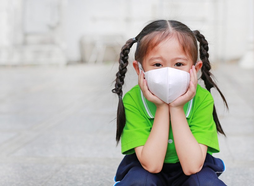Đại dịch kết thúc, vì sao trẻ vẫn 'thu mình' sau lớp khẩu trang? - Ảnh 2.