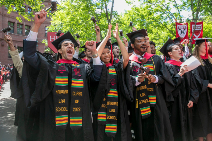 ĐH Harvard &quot;tiết lộ&quot; mức lương trong mơ của sinh viên mới tốt nghiệp: Học 4 năm ra trường chỉ mong như vậy! - Ảnh 2.