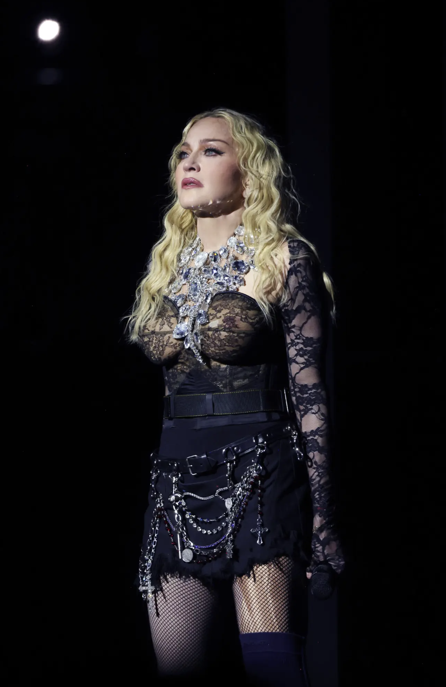 Madonna bị kiện vì biểu diễn muộn 2 tiếng - Ảnh 1. Madonna bị kiện vì biểu diễn muộn 2 tiếng - Ảnh 1.