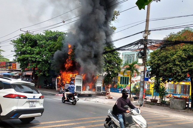 Phát hiện dấu hiệu bất thường, kiểm tra thì ô tô bất ngờ cháy ngùn ngụt - Ảnh 1.