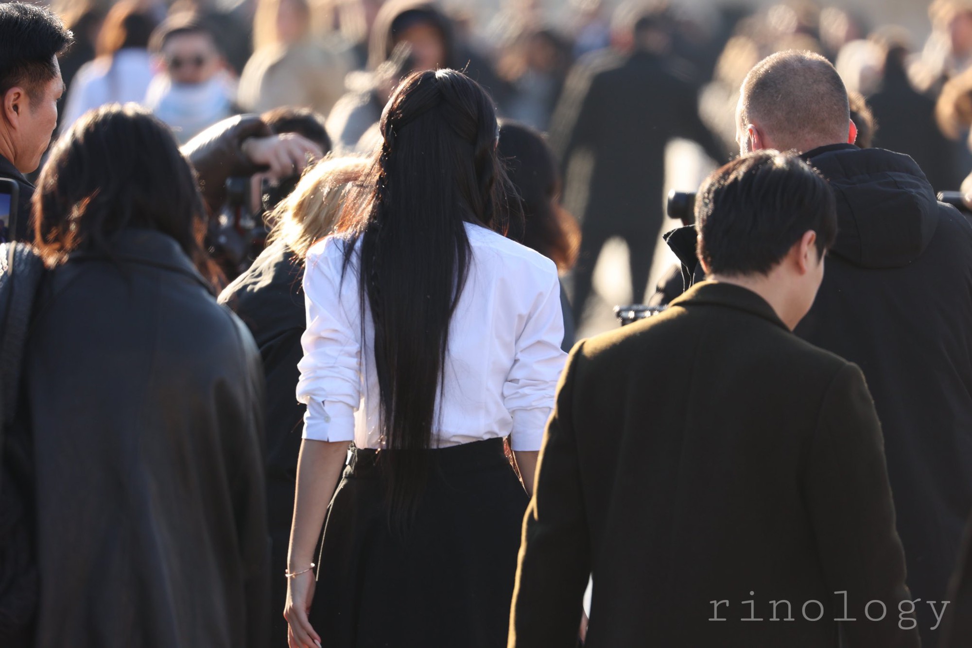 &quot;Tổng tài&quot; Haerin xinh chấp mọi ống kính, Jung Hae In mất điểm outfit tại show Dior- Ảnh 8.