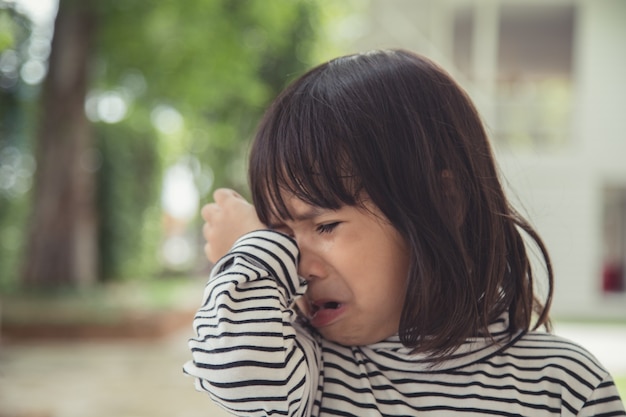 Bé gái 6 tuổi gần như bị mù chỉ trong một đêm: "Mẹ ơi, thà đừng sinh con còn hơn đối xử một cách tàn nhẫn như vậy!" - Ảnh 1. Bé gái 6 tuổi gần như bị mù chỉ trong một đêm: "Mẹ ơi, thà đừng sinh con còn hơn đối xử một cách tàn nhẫn như vậy!" - Ảnh 1.