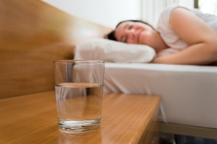Uống nước trước khi ngủ có ngừa đột quỵ? - Ảnh 1.