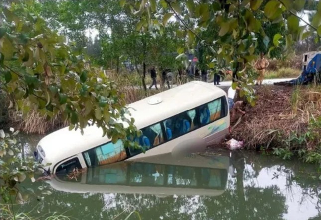 Tai nạn liên hoàn ở Hạ Long, xe khách chở 22 người lao xuống ao - Ảnh 1.