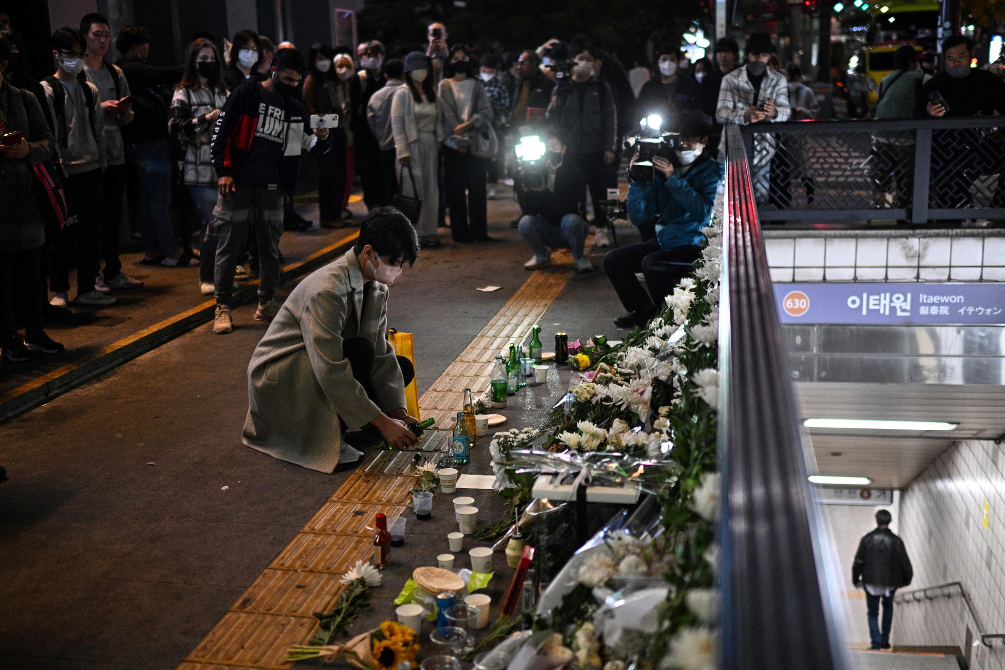 Cảnh sát trưởng Seoul bị buộc tội về thảm họa giẫm đạp Itaewon khiến 158 người chết  - Ảnh 2.