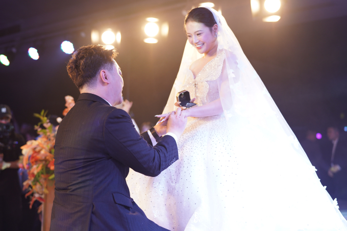 Đám cưới Yanbi - Trang Abby: Mẹ chú rể đi xe lăn lên lễ đường, trao sính lễ cho con dâu - Ảnh 11.