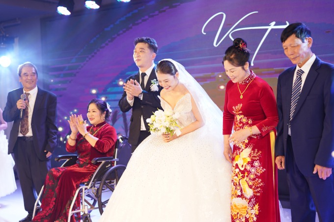 Đám cưới Yanbi - Trang Abby: Mẹ chú rể đi xe lăn lên lễ đường, trao sính lễ cho con dâu - Ảnh 12.
