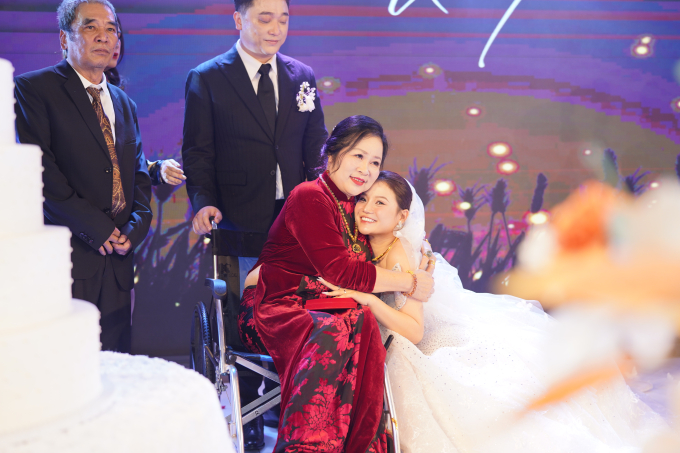 Đám cưới Yanbi - Trang Abby: Mẹ chú rể đi xe lăn lên lễ đường, trao sính lễ cho con dâu - Ảnh 2.