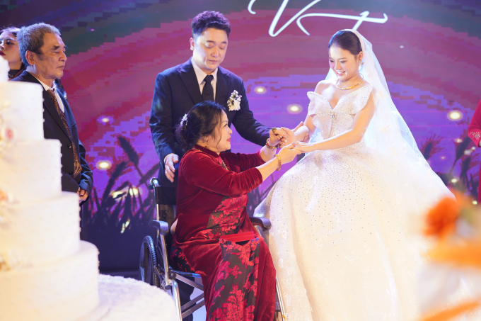 Đám cưới Yanbi - Trang Abby: Mẹ chú rể đi xe lăn lên lễ đường, trao sính lễ cho con dâu - Ảnh 1.