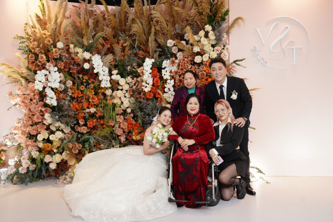 Đám cưới Yanbi - Trang Abby: Mẹ chú rể đi xe lăn lên lễ đường, trao sính lễ cho con dâu - Ảnh 3.