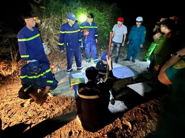 Khánh Hòa: Giải cứu hai du khách mắc kẹt trên núi Cô Tiên - Ảnh 1. Khánh Hòa: Giải cứu hai du khách mắc kẹt trên núi Cô Tiên - Ảnh 1.