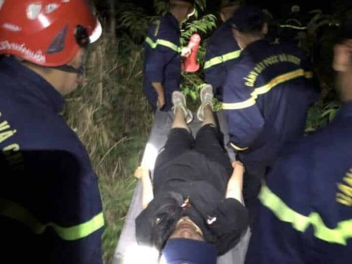 Khánh Hòa: Giải cứu hai du khách mắc kẹt trên núi Cô Tiên - Ảnh 2. Khánh Hòa: Giải cứu hai du khách mắc kẹt trên núi Cô Tiên - Ảnh 2.