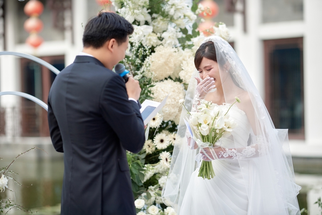4 váy cưới của nữ diễn viên Ngọc Huyền: Đều xinh, tổng giá trị gần 300 triệu - Ảnh 1.