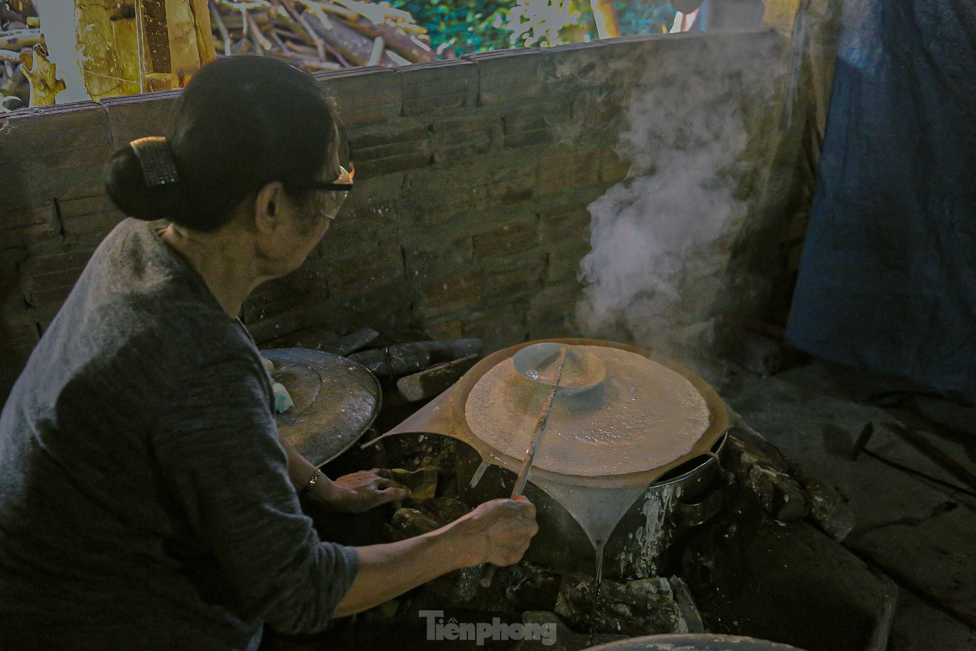 Làng bánh tráng 500 năm tuổi ở Đà Nẵng đỏ lửa xuyên đêm làm hàng Tết - Ảnh 1.