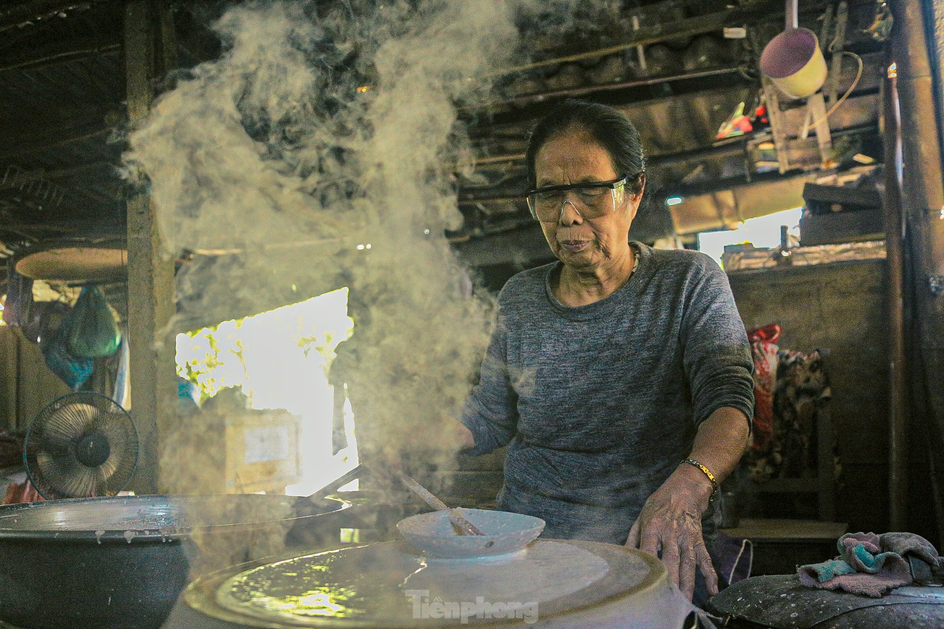 Làng bánh tráng 500 năm tuổi ở Đà Nẵng đỏ lửa xuyên đêm làm hàng Tết - Ảnh 9.