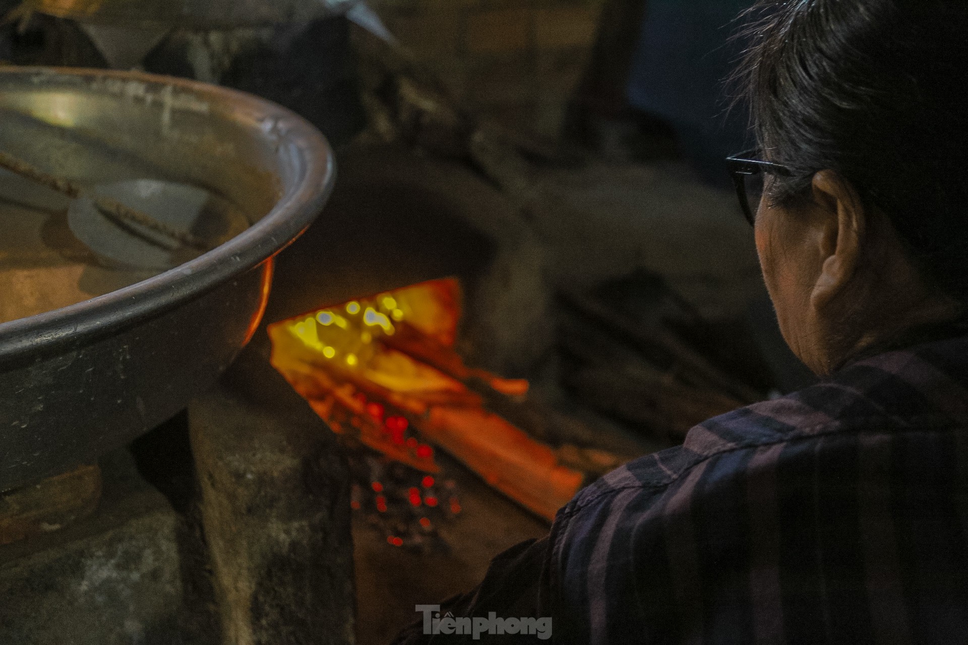 Làng bánh tráng 500 năm tuổi ở Đà Nẵng đỏ lửa xuyên đêm làm hàng Tết - Ảnh 2.