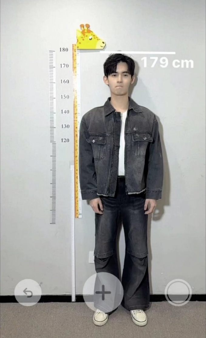 Bị chế nhạo vì đi giày độn quá lố trên phim, nam diễn viên tự tung video đo chiều cao để đòi lại danh dự- Ảnh 4. Bị chế nhạo vì đi giày độn quá lố trên phim, nam diễn viên tự tung video đo chiều cao để đòi lại danh dự- Ảnh 4.