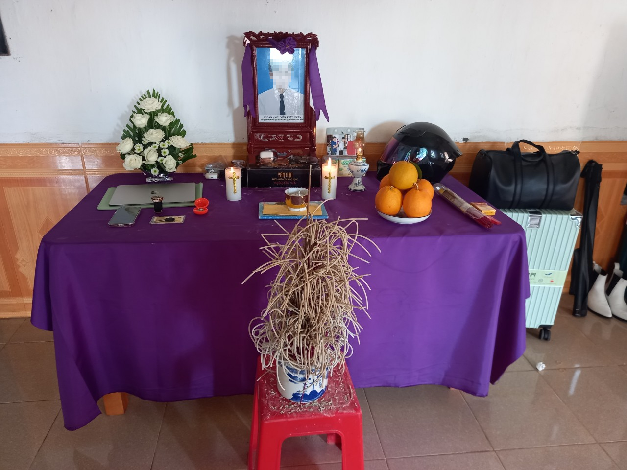 Tài sản cá nhân của nạn nhân được gia đình đặt trang trọng trên bàn thờ