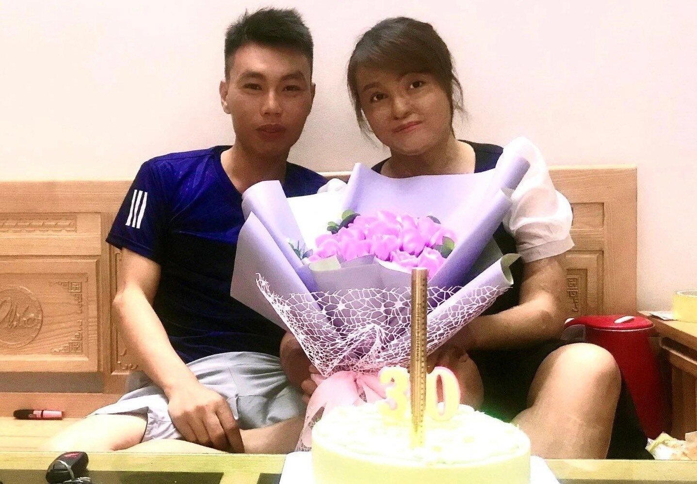 Sau 20 lần mổ, cô gái bị chồng đổ xăng đốt hôm mùng 2 Tết hiện ra sao? - Ảnh 2. Sau 20 lần mổ, cô gái bị chồng đổ xăng đốt hôm mùng 2 Tết hiện ra sao? - Ảnh 2.