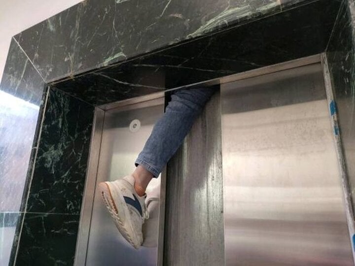 Cửa thang máy đóng bất ngờ, người đàn ông bị ngoạm chân phải - Ảnh 1.