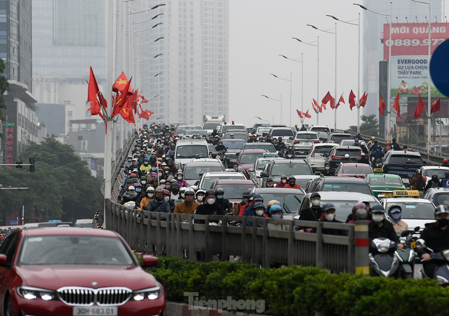 Hà Nội 12 độ C, người dân chật vật đi làm trong mưa lạnh - Ảnh 10.