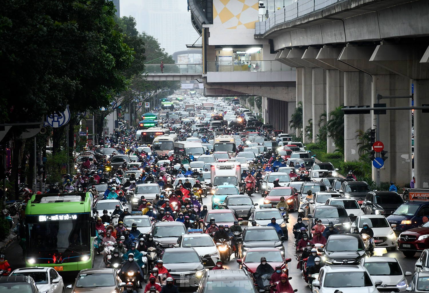 Hà Nội 12 độ C, người dân chật vật đi làm trong mưa lạnh - Ảnh 9.