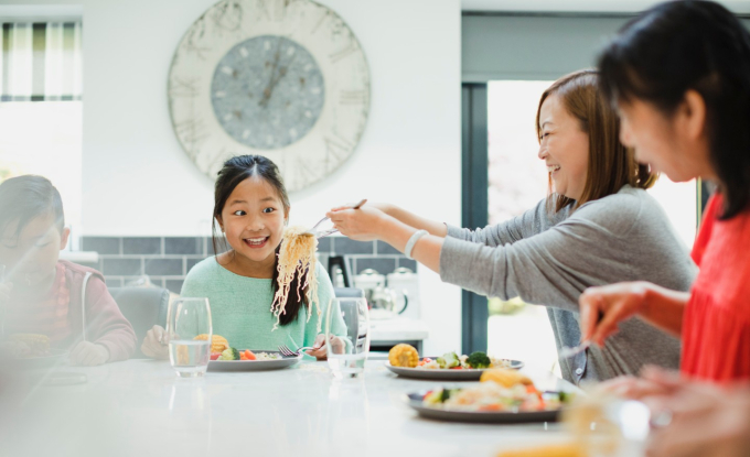 4 chi tiết của trẻ trên bàn ăn là dấu hiệu bạn nuôi dạy con quá thành công: Trẻ lớn lên đi đâu cũng được chào đón - Ảnh 1.