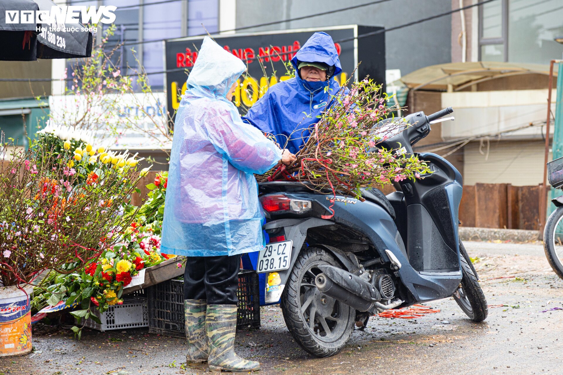 Hà Nội mưa rét đỉnh điểm, người bán 'ôm' cây cảnh Tết, sốt ruột chờ khách mua - Ảnh 10.