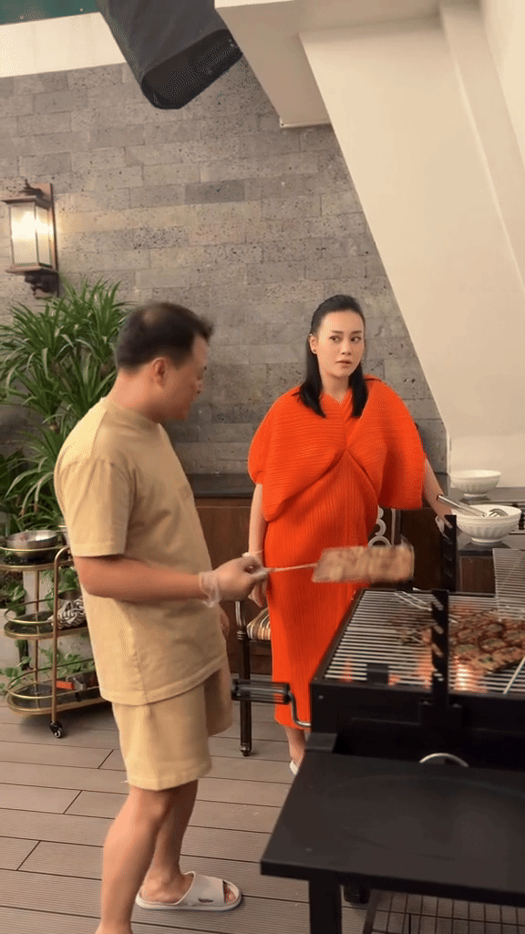 Lần đầu thấy cảnh Shark Bình vào bếp nướng thịt phụ vợ, netizen khen hạnh phúc từ một chi tiết nhỏ- Ảnh 3.