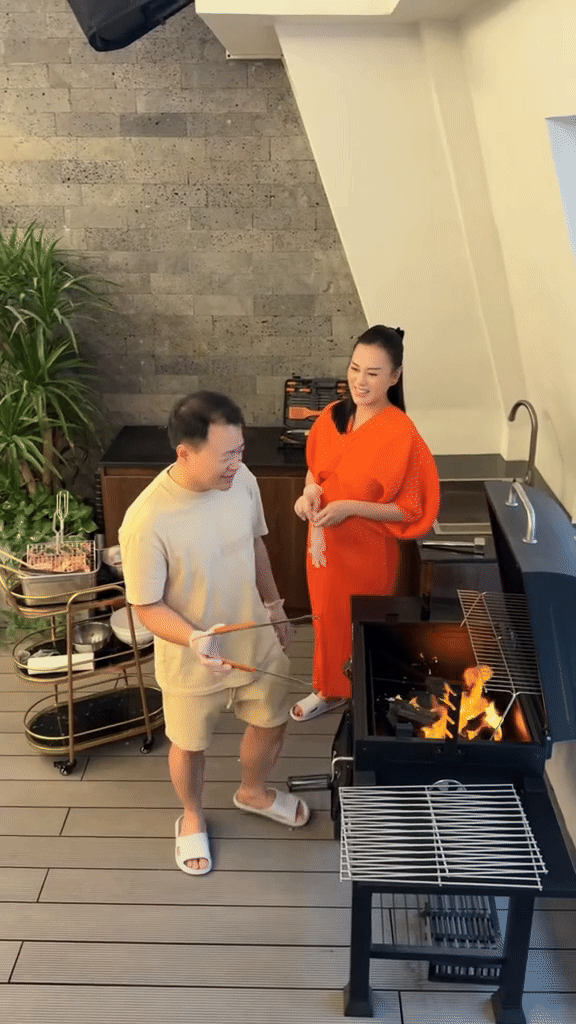 Lần đầu thấy cảnh Shark Bình vào bếp nướng thịt phụ vợ, netizen khen hạnh phúc từ một chi tiết nhỏ- Ảnh 2.