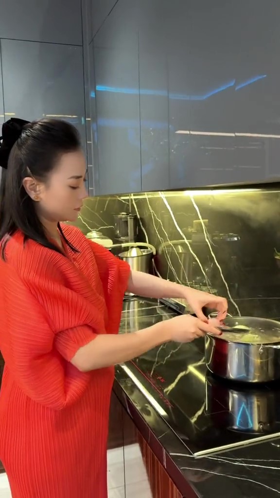 Lần đầu thấy cảnh Shark Bình vào bếp nướng thịt phụ vợ, netizen khen hạnh phúc từ một chi tiết nhỏ- Ảnh 5.
