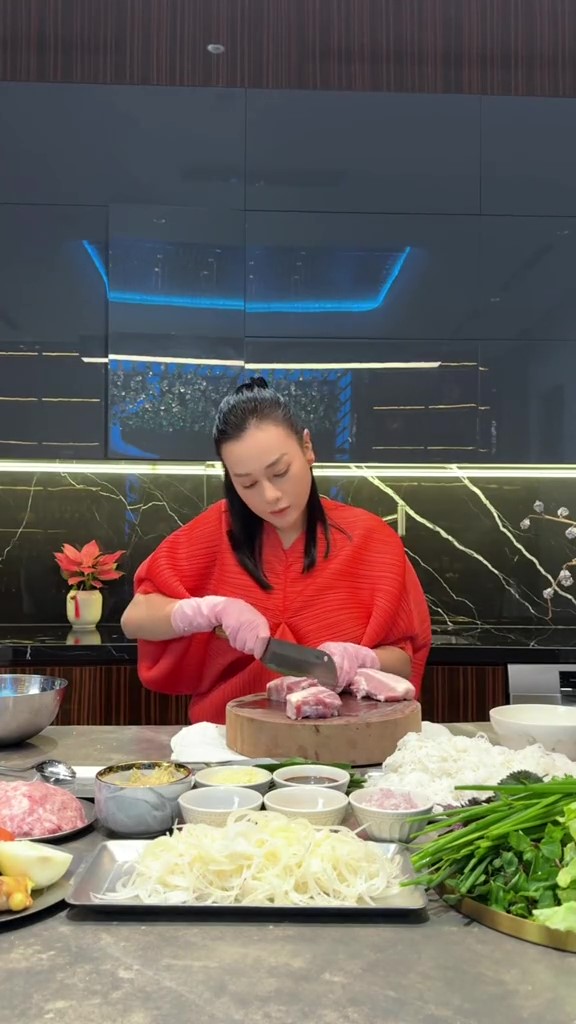 Lần đầu thấy cảnh Shark Bình vào bếp nướng thịt phụ vợ, netizen khen hạnh phúc từ một chi tiết nhỏ- Ảnh 6.