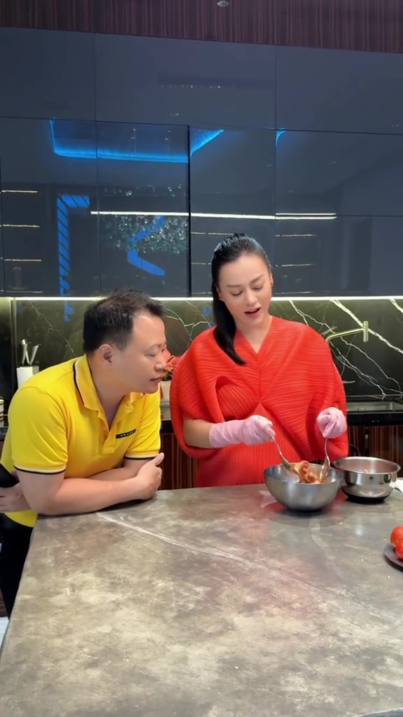 Lần đầu thấy cảnh Shark Bình vào bếp nướng thịt phụ vợ, netizen khen hạnh phúc từ một chi tiết nhỏ- Ảnh 7.