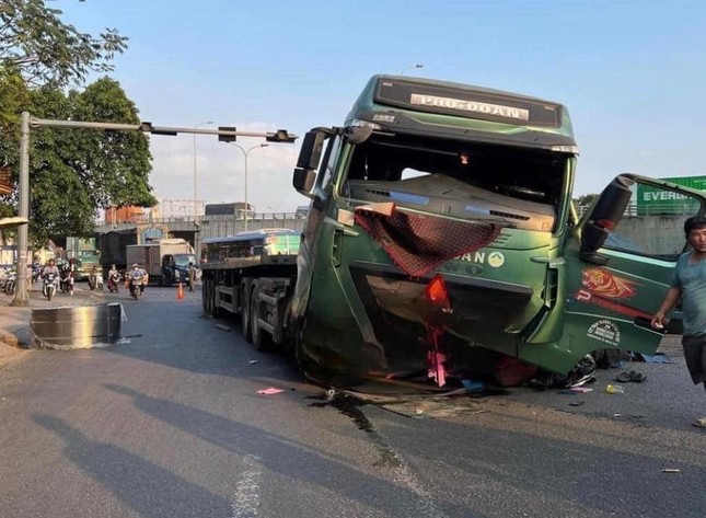 Tai nạn kinh hoàng, tài xế phanh gấp khiến 3 cuộn tôn lăn xuống đè bẹp xe đầu kéo và xe máy - Ảnh 1.